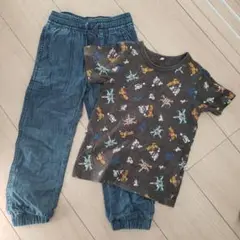 キッズ　Tシャツとジーンズ