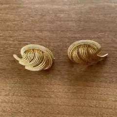 Monet ゴールドカラー リーフモチーフ イヤリングのサムネイル