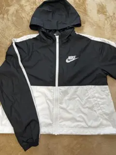 Nike フード付きナイロンジャケット ブラック/ホワイト
