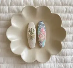 ハンドメイド　パッチンピン2点セット かすみ草刺繍　リバティ生地