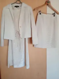 クリーム色 花柄刺繍 セレモニースーツ 3点セット　7号サイズ　入学式