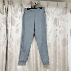美品UNIQLO グレー ウルトラストレッチアクティブアンクルパンツ[M]