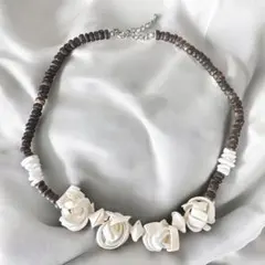 ウッドビーズと花モチーフのネックレス