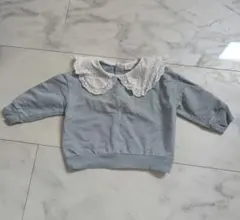 レース付き襟のライトブルートレーナー