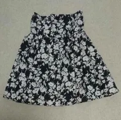 ミニスカート　花柄スカー黒 白い花