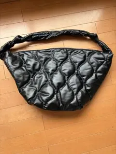 黒いキルティングショルダーバッグ