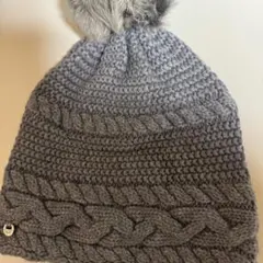 UGG グレーポンポン　付き　ニット帽　ビーニー