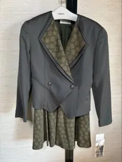 レディース　フォーマル　スーツ　カーキ