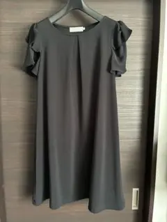 黒 フリル袖 ひざ丈ワンピース