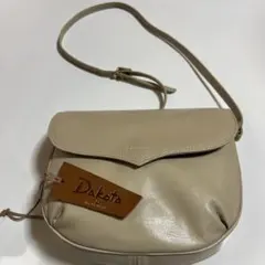 Dakota Princess ベージュ フラップ付きショルダーバッグ