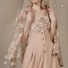 LILY BROWN ぼかし花柄刺繍ロンパース 【丈短め】のサムネイル