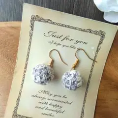 毛糸風　グレー　秋　ボール　ハンドメイド　ピアス　イヤリング　アクセサリー　白