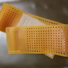 オレンジ色の腰痛サポートベルト