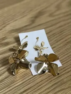 花モチーフ ゴールド フープピアス