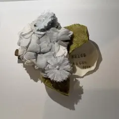 セール！新品♪ m.soeur エムスール　グレーのブローチのサムネイル