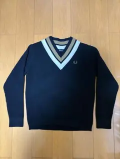 Fred Perryフレッドペリー Vネックラインニット ローレル刺繍 ネイビーのサムネイル