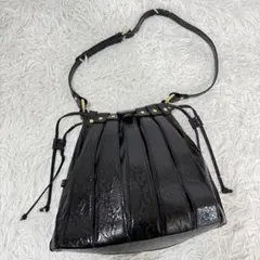 巾着型 ショルダーバッグ ブラック レザー型押し ゴールド金具