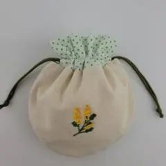 ハンドメイド まんまる巾着袋 巾着袋 『1094』ミモザ刺繍パッチワーク小物入れ