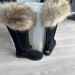 ふわふわのラビットファー付き、膝まであるロングブーツです。