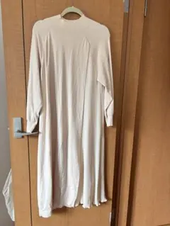 クリーム色リブ編みハイネックワンピース
