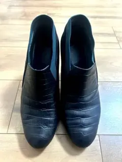 クロコダイル風レザー中ヒールブーティ