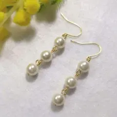 ハンドメイドピアス　893　　　　　　　3連パールビーズのピアス