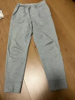 140UNIQLO グレー ジョガーパンツ