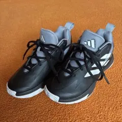 新品未使用　adidas バスケシューズ　19.0cm IE9244