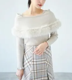 新品tocco closetベージュ色ファー付ケープライク袖口フリルリブニット