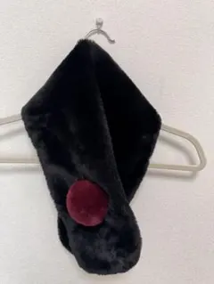 黒いファースヌード、丸いパッチ付き