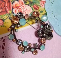 ビンテージ ブラウンとミントカラーの花冠ブローチ