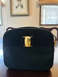 Salvatore Ferragamo ヴァラ ショルダーバッグ　ネイビーのサムネイル