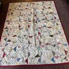 パッチワーク　大きめマット　三角形パターンのキルト　カントリーインテリア