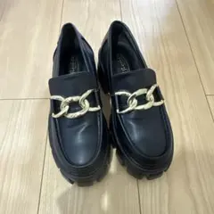 チェーン装飾付き　ブラックローファー