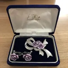 昭和レトロ　薔薇モチーフのブローチとイヤリングのセット