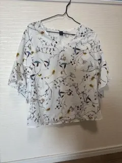 花柄フレアスリーブVネックシャツ