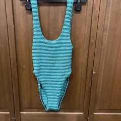 アリーナの緑と黒ストライプ ワンピース水着
