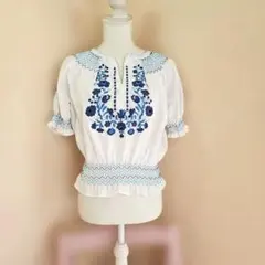ハンガリーのとても素敵な チロリアン半袖ブラウス - メルカリ