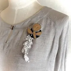 ハンドメイド。ミナペルホネンquartetの一輪花レースいっぱいブローチ。茶