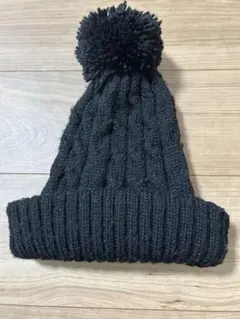 黒 ポンポン付きニット帽