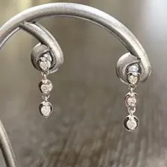 K10金 天然ダイヤモンド 0,06ct×2 スリーストーン ピアス ,72g - メルカリ