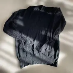 レース袖の黒ニットセーター