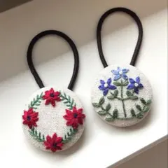 赤い花のリース&青いフラワー　＊ハンドメイド刺繍ヘアゴム2点セット＊