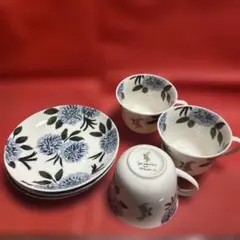 青い花模様のカップ・ソーサーセット