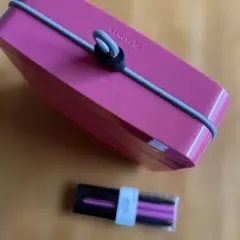 ピンクの仕切り付き弁当箱