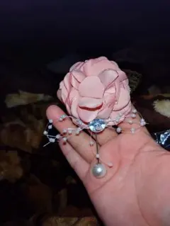 ピンクの花とパールのブローチ