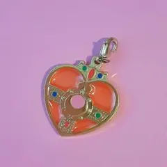 セーラームーン　ステンドグラス風　チャーム　コズミックハートコンパクト