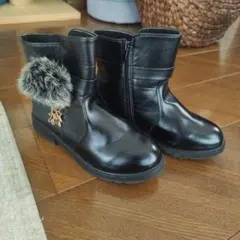 黒いファー付きブーツ