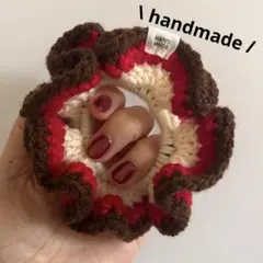 ブラウン‪×レッド‪ ·͜·フリルシュシュ‪ ·͜·ハンドメイド‪ ·͜·手編み‪毛糸