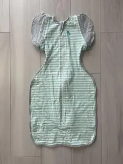 袖にジッパー付 スワドルアップ 6-8.5kg 緑とグレーのストライプ